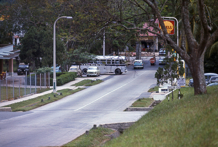Cổng Sembawang, nơi dẫn vào căn cứ hải quân Sembawang của Singapore, 1966. Ảnh: David Ayres