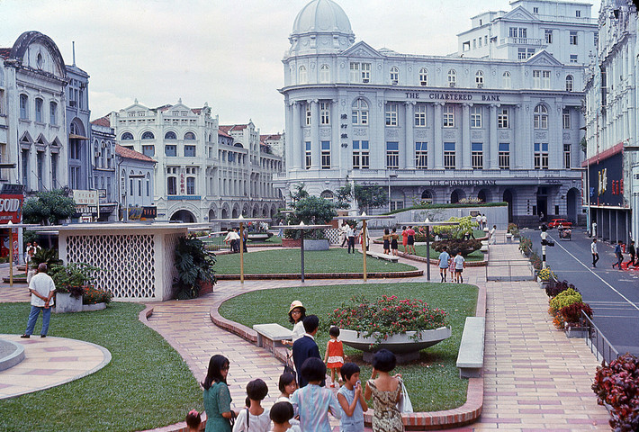 Quảng trường trung tâm của Raffles Place - khu thương mại hình thành từ đầu thế kỷ 19 của Singapore, chụp năm 1966. Ảnh: David Ayres
