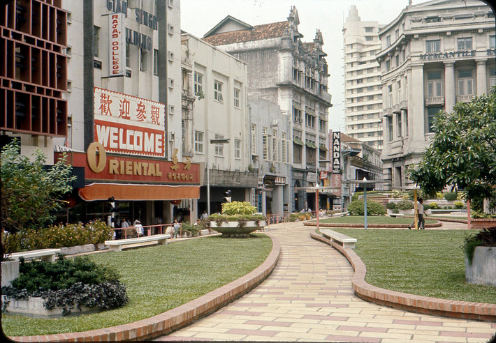 Một góc nhìn khác về quảng trường trung tâm Raffles Place những năm 1960. Ảnh: Kit Rabson