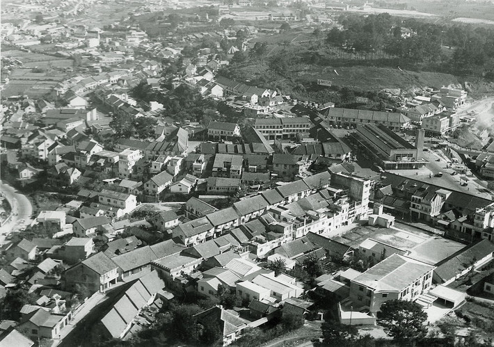 Khu vực trung tâm Đà Lạt năm 1966. Rạp Hòa Bình (ngày nay là rạp 3/4) nằm ở bên phải. Ảnh: Ross Evans.