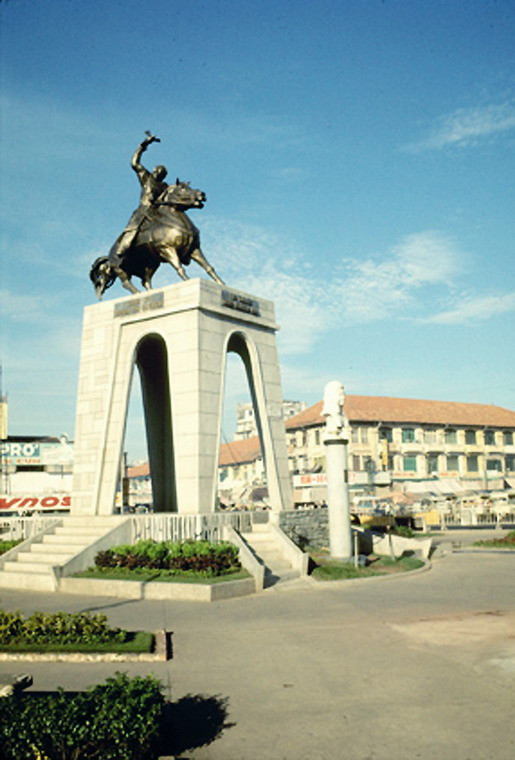 Tượng đài Trần Nguyên Hãn và nữ Phật tử Quách Thị Trang trước chợ Bến Thành.