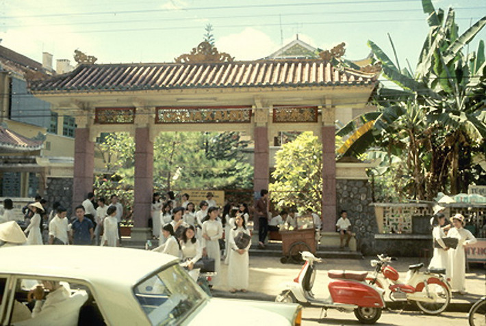 Ngoài cổng Chùa Xá Lợi.