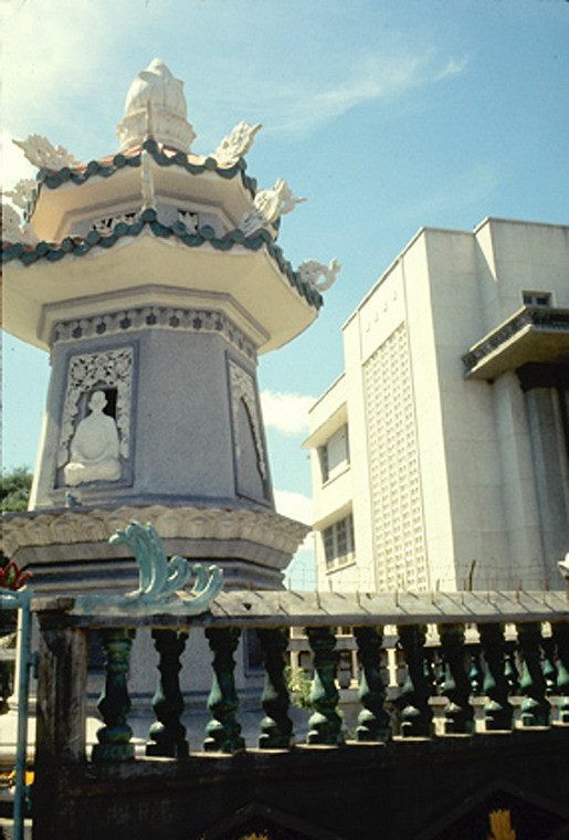 Tháp thờ Hòa thượng Thích Quảng Đức cạnh Đại sứ quán Campuchia.