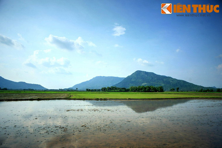 Nằm ở huyện Tịnh Biên, tỉnh An Giang, Núi Cấm (Cấm Sơn) là một ngọn núi thiêng nối tiếng, có vai trò quan trọng trong lịch sử và văn hóa của miền đất Nam Bộ.