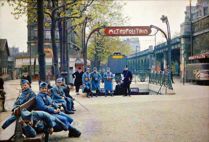Những người lính trước cửa ga tàu điện ngầm Auteuil.