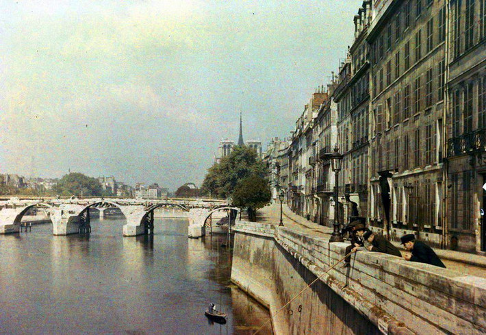 Đường Quai de Béthun ở đảo Saint-Louis trên sông Seine của Paris.