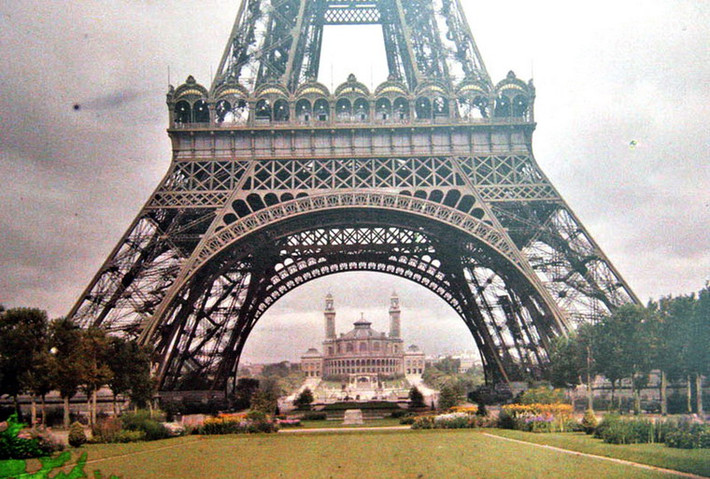 Cung điện phong cách Hồi giáo Trocadéro nhìn qua chân tháp Eiffel năm 1912. Cung điện này sau đó bị phá bỏ để xây cung điện Palais de Chaillot.