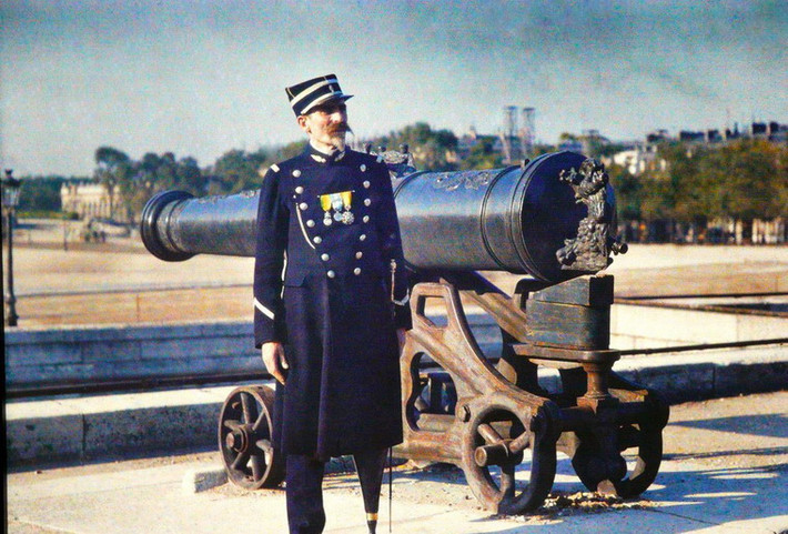 Một phế binh Pháp bên khẩu đại bác trước Điện Invalides.