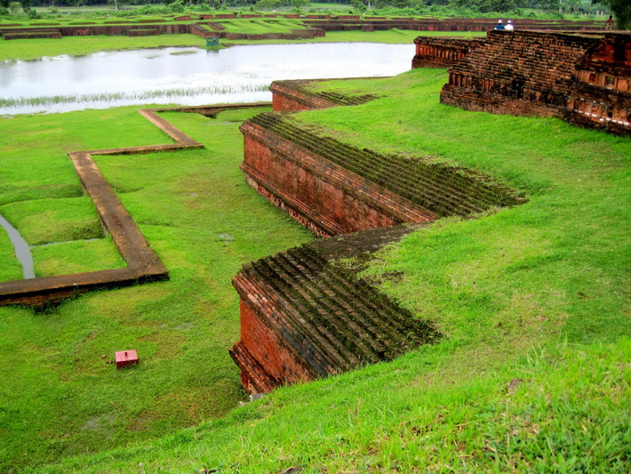 Vào giai đoạn thịnh vượng, Somapura Mahavihara từng là một trong 5 tu viện Phật giáo lớn nhất ở Bengal và vùng Magadha cổ đại.