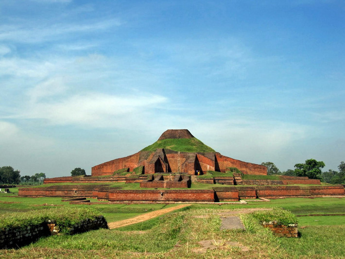 Ngày nay, phế tích Somapura Mahavihara có diện tích 110.000 m2 với cấu trúc của nó là một tứ giác khổng lồ mỗi cạnh dài 275 m, ở giữa là một ngôi đền hình chữ thập.