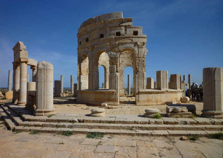 Đến triều đại của hoàng đế La Mã Tiberius, Leptis Magna mới chính thức sáp nhập vào La Mã như một phần của tỉnh châu Phi. Nó nhanh chóng trở thành một trong những thành phố hàng đầu của La Mã ở châu Phi và một trung tâm buôn bán thịnh vượng.