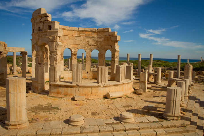 Cùng với sự suy tàn của La Mã, năm 439, Leptis Magna bị người Vandals chiếm đóng. Đến năm 523, một nhóm người du mục Berber cướp phá thành phố, và Leptis Magna không còn bao giờ được phục hồi nữa.