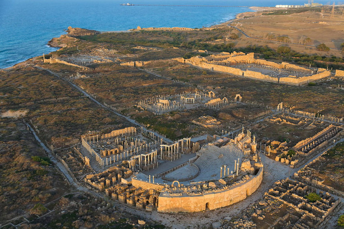 Nằm ở tỉnh Al Khums của Libya, thành phố cổ La Mã Leptis Magna là một trong những tàn tích hùng vĩ nhất còn lại ở ven bờ biển Địa Trung Hải.