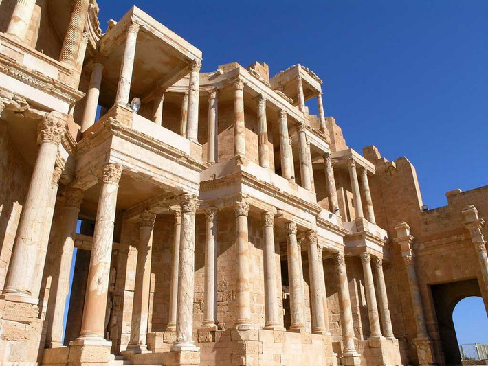 Sau 2 thiên niên kỷ, những gì còn lại của thành phố cổ Leptis Magna là một quần thể kiến trúc đồ sộ với nhiều công trình công cộng hoành tráng như nhà hát, cổng chào, chợ, đền đài... cùng vô số tác phẩm điêu khắc tuyệt mỹ.