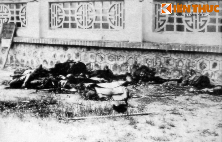 Các xác chết bên hông chùa Phi Lai.