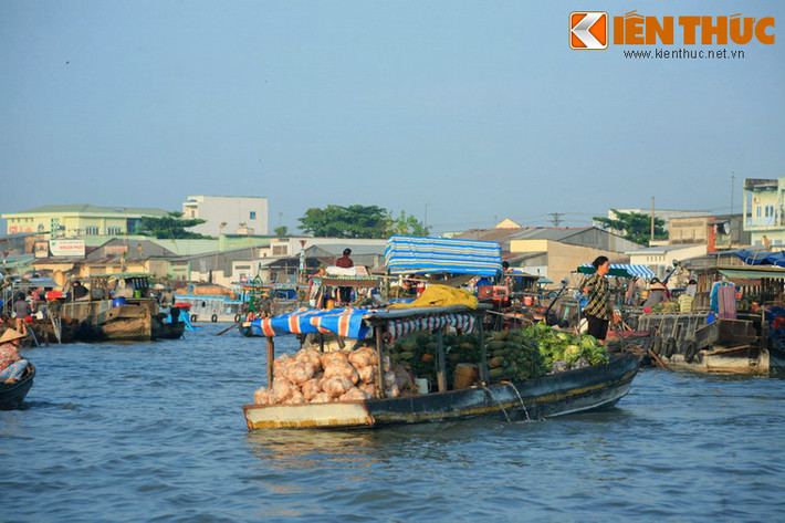 Họp từ mờ sáng trên đoạn sông Cái Răng cách bến Ninh Kiều của TP Cần Thơ khoáng 4km, chợ nổi Cái Răng là một trong những khu chợ nổi đặc sắc nhất của vùng đồng bằng sông Cửu Long.