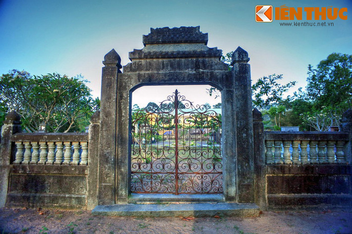 Nằm ở xã Phú Khánh, huyện Thạnh Phú, tỉnh Bến Tre, mộ đá cổ Hương Liêm là một khu mộ cổ đẹp hiếm có của miền đất Nam Kỳ Lục Tỉnh xưa.