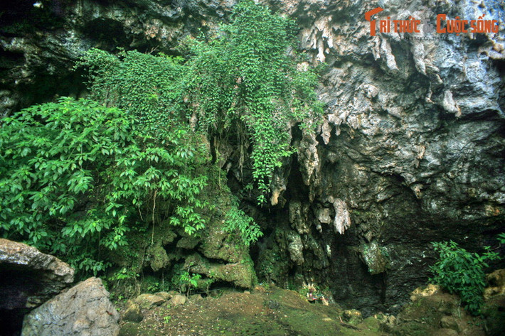 Tên trưởng bản vốn để ý Lài từ lâu nhưng bị cự tuyệt, nay nhân cơ hội ép gả Lài cho hắn. Lài buồn bã, khóc đến không còn nước mắt. Chàng trai nghèo cũng không muốn xa người yêu, quyết định cùng nàng bỏ trốn vào trong núi.