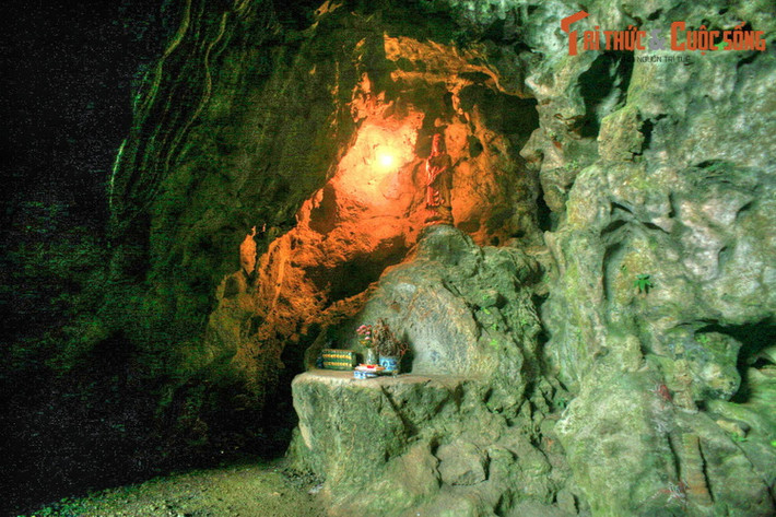 Cảm thương cho mối tình đẹp, thần núi rừng đã tạo ra một ngôi nhà bằng đá giữa chốn hoang sơ. Họ cũng nhau làm nương rẫy, săn bắn, sinh con đẻ cái. Cuộc sống tưởng như sẽ trôi qua êm ả đến cuối đời.