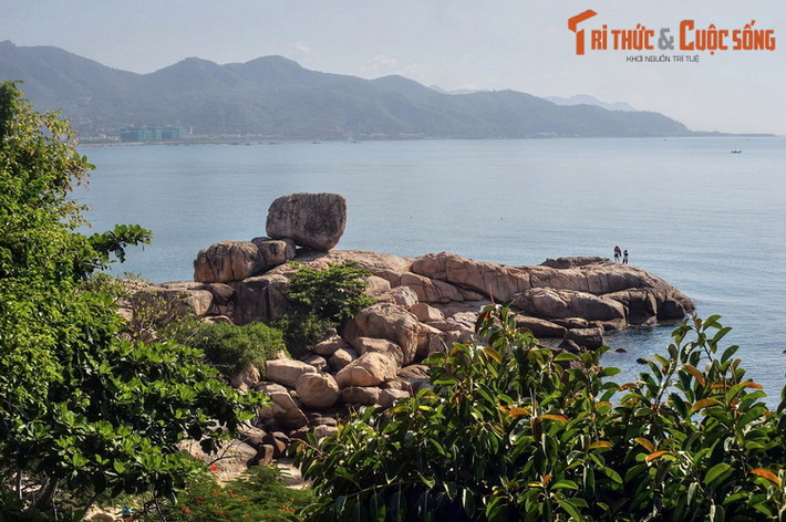 Hòn Chồng - Hòn Vợ là thắng cảnh nổi tiếng nằm bên bờ vịnh Nha Trang. Nơi đây có hai cụm đá lớn nằm trong một bãi đá hình thù độc đáo, hình thành do sự xâm thực của thủy triều lên đồi Lasan.