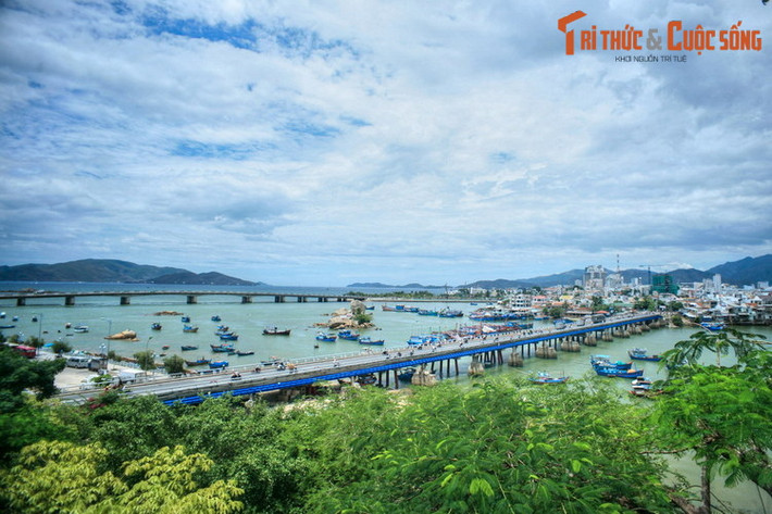 Cầu Xóm Bóng bắc qua cửa sông Cái, nhìn từ khuôn viên tháp Po Nagar. Đây là một bức tranh phong cảnh mang tính biểu tượng về Nha Trang, đã ghi dấu vào tâm trí của người dân và du khách ghé thăm thành phố này.