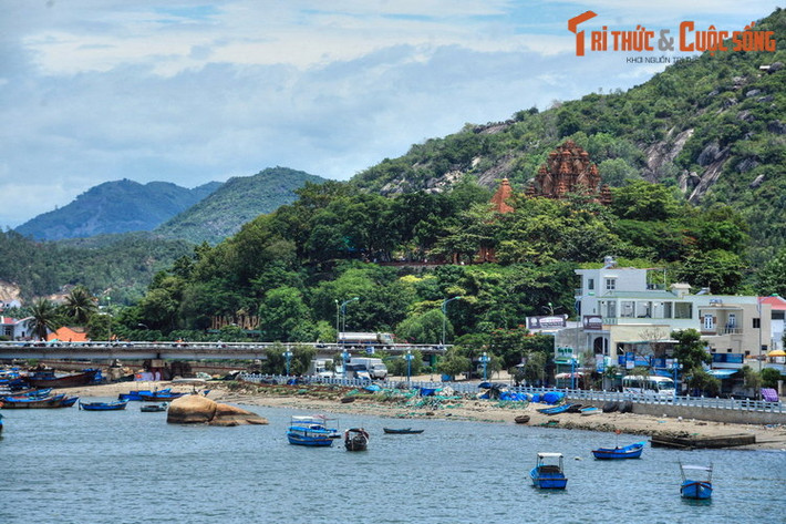 Đỉnh tháp bằng gạch đỏ của tháp Po Nagar nhô lên sau những tán cây xanh của đồi Cù Lao bên bờ sông cái. Tháp Po Nagar được người Chăm xây dựng từ thế kỷ thứ 7, là một di tích lịch sử nổi tiếng của Nha Trang.