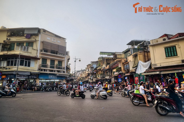 5. Từ 8h, cánh quân phía Tây của ta xuất phát từ Quần Ngựa (nay là Cung thi đấu thể thao Quần Ngựa) đã đi qua các đường Kim Mã, Nguyễn Thái Học, Cửa Nam, Hàng Bông, Hàng Đào (ảnh), Hàng Ngang… trong sự chào đón nồng nhiệt của người dân thủ đô.