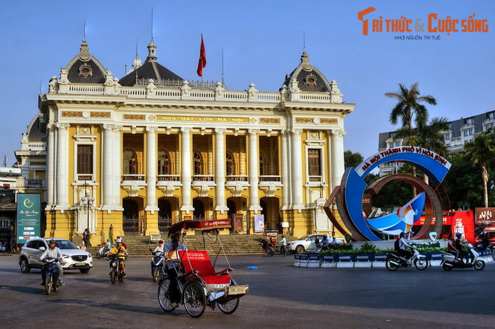 10. Nhà hát Lớn là nơi nổi hồi còi báo hiệu cho lễ thượng cờ lịch sử ở Hà Nội ngày 10/10/1954. Đây cũng nơi tổ chức Kỳ họp thứ Tư, Quốc hội khóa I, kỳ họp đầu tiên trong hòa bình của thủ đô.