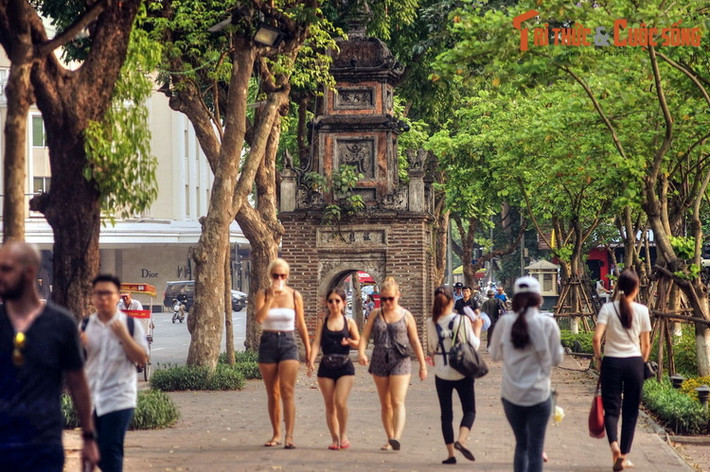 6. Từ 8h45, cánh quân phía Nam xuất phát từ Việt Nam học xá (khu vực Đại học Bách khoa bây giờ) tiến qua phố Bạch Mai, phố Huế… vòng quanh bờ hồ Hoàn Kiếm (ảnh), rồi trở lại theo hai hướng Đông và Tây của phố Trần Hưng Đạo, vào đóng quân ở khu vực Đồn Thủy.