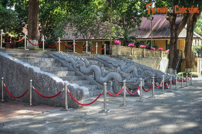 Điện Kính Thiên được xây dựng năm 1428 đời Vua Lê Thái Tổ. Đầu thời Nguyễn, vua Gia Long dùng nơi đây này làm hành cung để vua sử dụng mỗi khi tuần du phía Bắc. Thời Pháp thuộc, thực dân Pháp phá bỏ hành cung Kính Thiên và xây dựng trụ sở chỉ huy pháo binh.