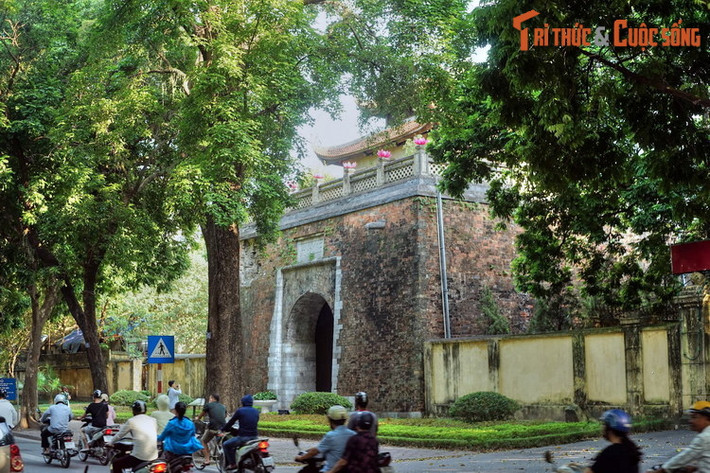 5. Nằm trên phố Phan Đình Phùng, Chính Bắc Môn hay Cửa Bắc được xây dựng năm 1805 trên nền Cửa Bắc của Hoàng thành Thăng Long thời Lê.