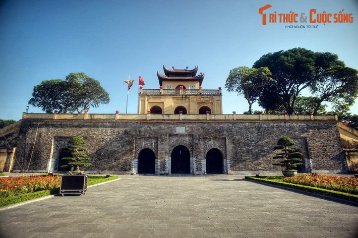 Được xây dựng vào thời Lê và tu bổ sửa sang vào thời Nguyễn, Đoan Môn có 5 cổng kiểu vòm cuốn bằng đá cân xứng qua trục thần đạo của Hoàng thành. Cửa giữa lớn nhất dành riêng cho nhà vua, các cửa còn dành cho các quan, hoàng thân quốc thích ra vào cung cấm.
