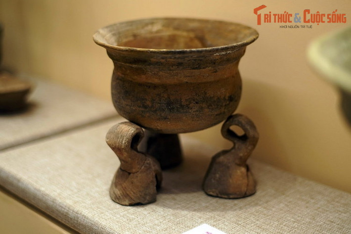 Nồi và chân kiềng gốm của văn hóa Phùng Nguyên, 3.500-4.000 năm trước, hiện vật của Bảo tàng Lịch sử Quốc Gia Việt Nam. Văn hóa Phùng Nguyên là một nền văn hóa tiền sử thuộc sơ kỳ thời đại đồ đồng, cuối thời đại đồ đá mới, phân bố ở miền Bắc Việt Nam.