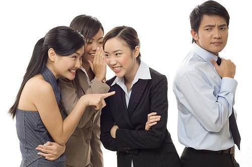 Cho dù bạn xinh đẹp hay không, tài giỏi hay không thì vẫn sẽ bị nói xấu. Vậy nên tốt nhất đừng nên chơi thân với những người mà bạn phát hiện rằng họ nói xấu sau lưng mình. Ngoài ra, thì cách tốt nhất để làm họ cứng họng đó chính là lật tẩy thói xấu của họ cho mọi người cùng biết, bởi vì có lẽ bạn không phải là người duy nhất bị họ nói xấu sau lưng đâu.