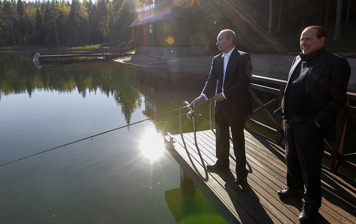 Putin (trái) có sở thích câu cá.