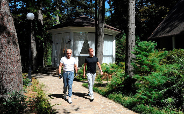 Bộ đôi Putin (trái) và Medvedev.