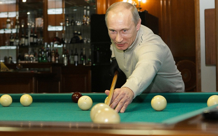 Hình ảnh đương kim Tổng thống Nga Putin thư giãn bằng trò chơi bi-a.