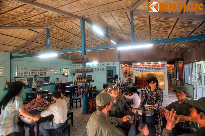 Bên trong quán, cảnh buôn bán, sinh hoạt của các thành phần dân cư Sài Gòn trước 1975 được tái hiện chân thực qua các mô hình sống động.