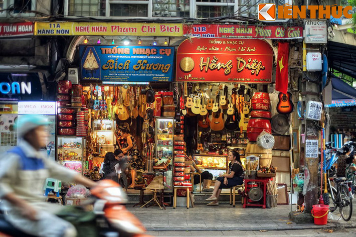 Ngày nay, các mặt hàng được buôn bán trên phố Hàng Nón khá phong phú, với một số mặt hàng đặc trưng.
