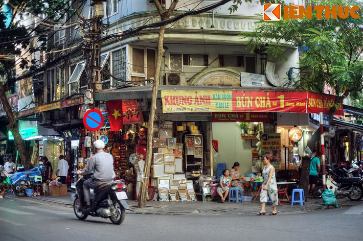 Do vậy, các cửa hàng bán nón ở trong phố Hàng Nón thưa dần, về sau chỉ sót lại vài ba nhà giữ nghề cũ. Những chủ hiệu nón ở phố Hàng Nón dần dần chuyển sang bán cả mặt hàng khác.