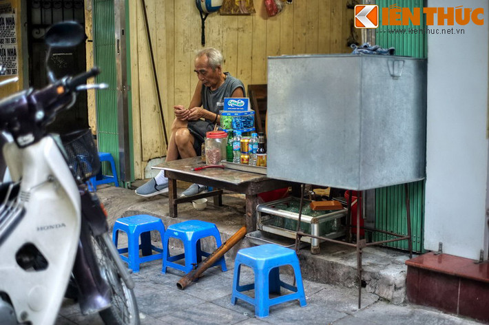 Nói về mặt hàng nón, vào đầu thế kỷ 20 trở về trước, người Hà Nội hầu như ai cũng đội nón khi ra đường. Đàn ông có nón dứa, nón lông có chóp bằng bạc hoặc đồng.