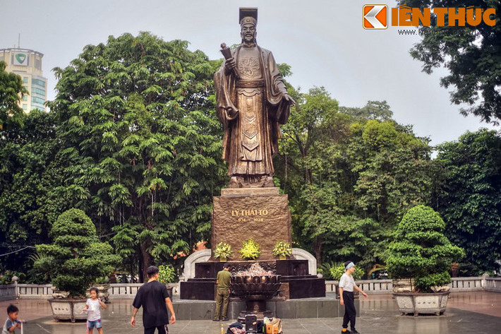 Trong lịch sử Việt Nam, vua Lý Thái Tổ (974 – 1028) là một trong những vị vua vĩ đại nhất, người khởi lập thành Thăng Long và tạo dựng nên mảnh đất ngàn năm văn hiến. Vào năm 1010, ông đã chuyển kinh đô của nước Đại Cồ Việt từ Hoa Lư ra thành Đại La (Thăng Long – Hà Nội sau này).