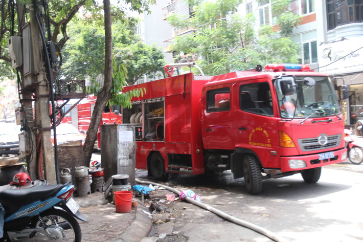 Nhận được tin báo từ người dân, ít phút sau lực lượng PCCC đã có mặt tại hiện trường.