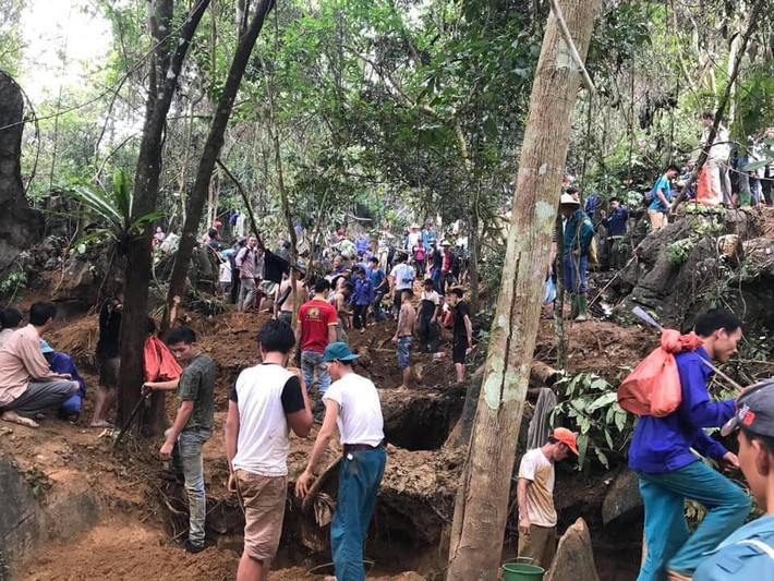Ngày 01/7 vừa qua, qua kiểm tra của lực lượng công an, phát hiện có khoảng 150 người dân đang có hành vi đào bới, khai thác đá quý trái phép bằng các công cụ thô sơ như cuốc, xẻng, xà beng...