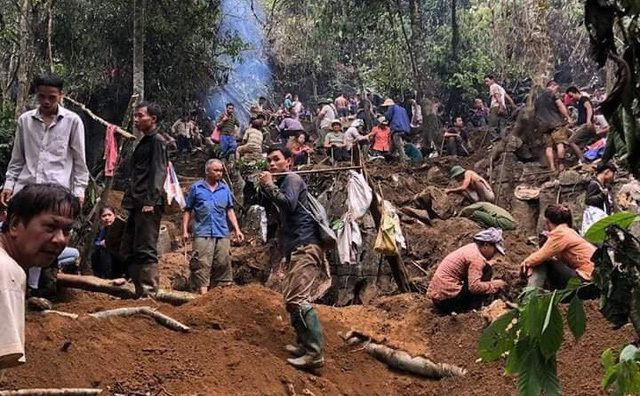Người dân đào bới chủ yếu ở các khe đá, gốc cây to, các hố sâu và không có trang bị bảo hộ nên rất nguy hiểm đến tính mạng vì khả năng sạt cao.