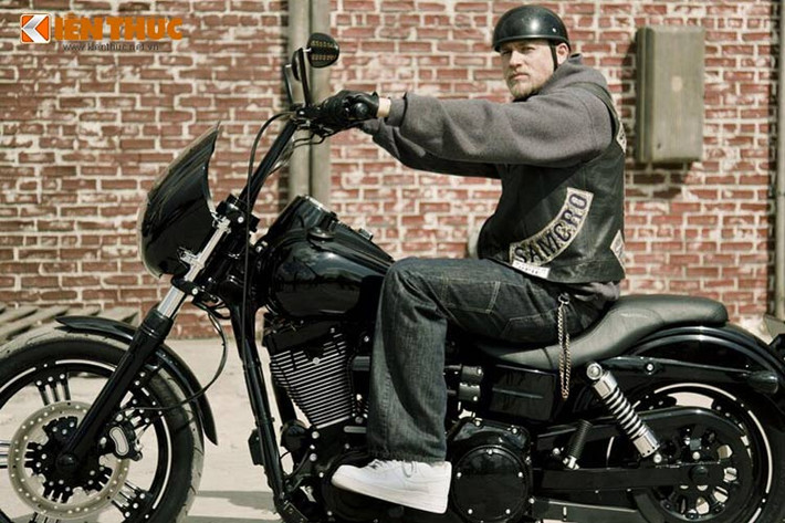 Nhân vật chính Jack Teller - trưởng băng nhóm môtô trong loạt phim đình đám Sons of Anarchy cùng với chiếc Harley-Davidson Dyna Street Bob độ của mình.