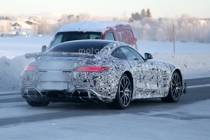 Phiên bản thử nghiệm này đang chạy mâm của SLS AMG Black Series trước đây, nhưng chắc chắn chiếc xe sản xuất hàng loạt sẽ có thiết kế mâm khác. Ở phía sau, cản hậu với cánh khuếch tán không khí và cánh gió đuôi xe hoàn tất những thay đổi của AMG GT R.