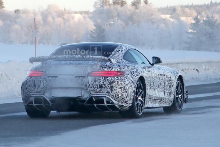 Theo Mercedes, phiên bản thể thao mới của AMG GT sẽ không có tên gọi Black Series. Ngoài ra, tên GT3 cũng bị loại trừ khi Porsche đã đăng ký bản quyền tên gọi này. Hiện tại, chiếc xe đang được tạm gọi là GT R nhưng nhiều khả năng cái tên này cũng không phải là tên chính thức do trùng với chiếc Nissan GT-R.