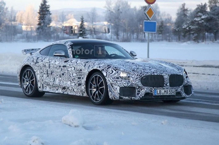 Hiện đang có 2 thành viên là AMG GT và GT S, dòng siêu xe Mercedes AMG GT sẽ có thêm một phiên bản thể thao nữa trong thời gian sắp tới, với tên tạm gọi là GT R.