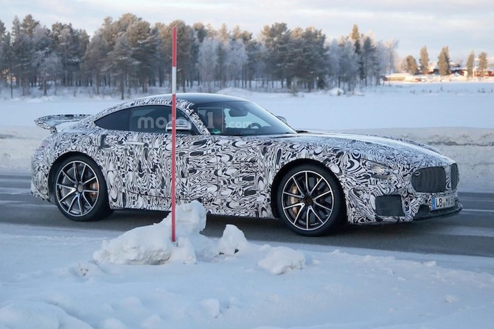 Động cơ V8 4.0 tăng áp kép trên AMG GT S vẫn sẽ tiếp tục được giữ lại trên chiếc xe mới, tuy nhiên được nâng công suất lên khoảng 550 mã lực thay vì chỉ 503 mã lực như GT S hiện nay. Ngoài ra nhiều chi tiết trên xe cũng sẽ được lấy từ mẫu xe đua AMG GT3.